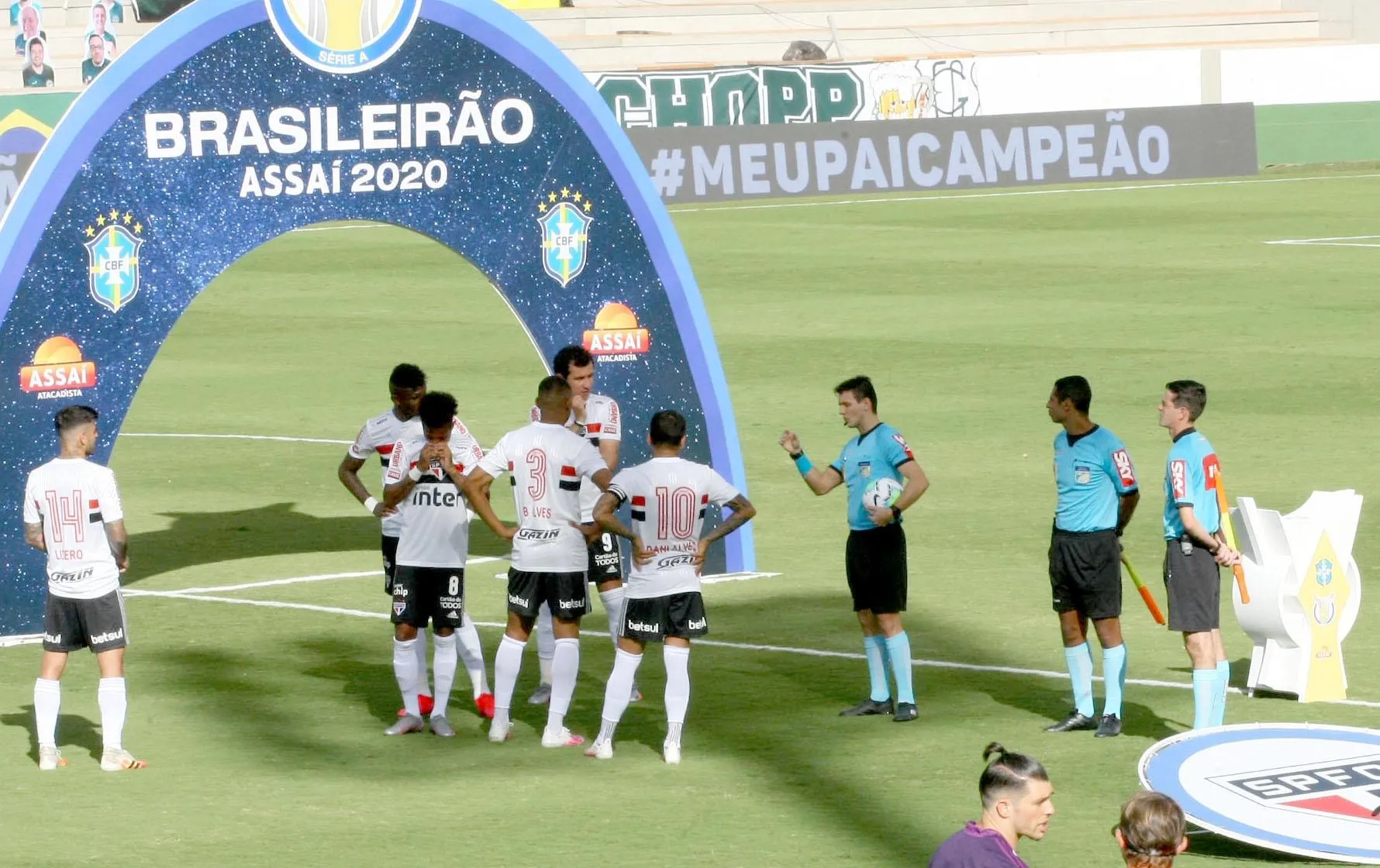 Jogadores do São Paulo chegaram a ir a campo, mas não houve partida com o Goiás
