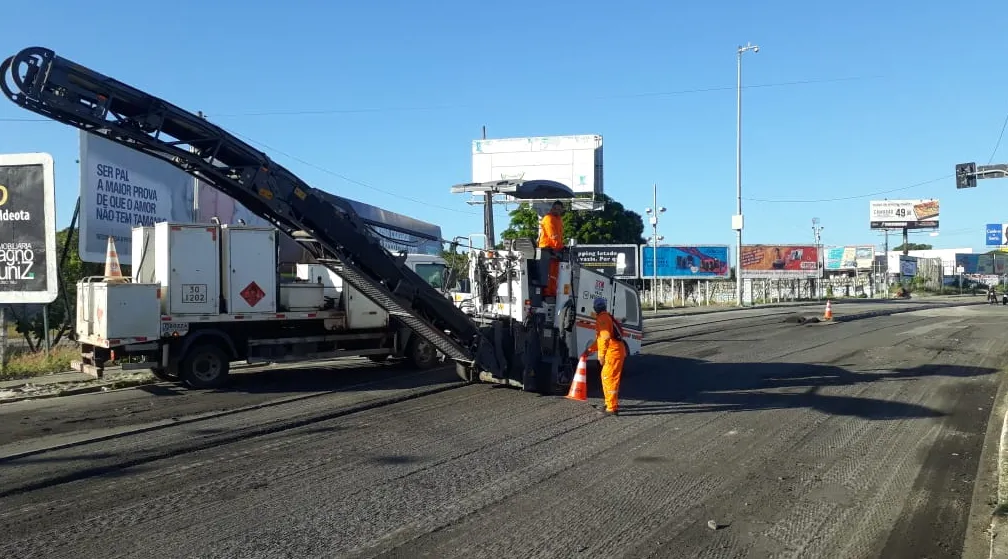 Trecho da Avenida Washington Soares, no bairro José de Alencar, tem uma das faixas interditas para serviços de fresagem e recapeamento