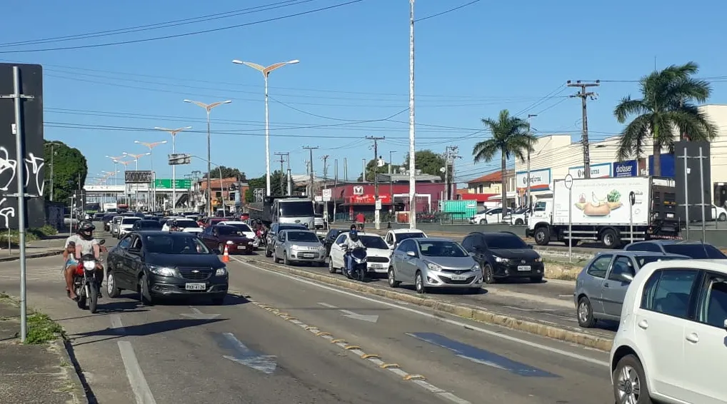 Um longo congestionamento é formado por conta da obra de fresagem e recapeamento