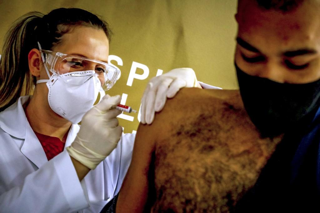 fotografia de enfermeira aplicando a vacina