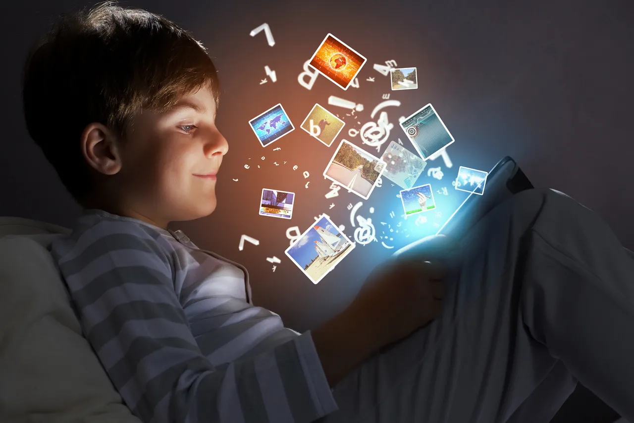 Mais presentes no mundo digital, as crianças também passaram a ter acesso a vários tipos de conteúdos na internet, inclusive àqueles considerados inapropriados