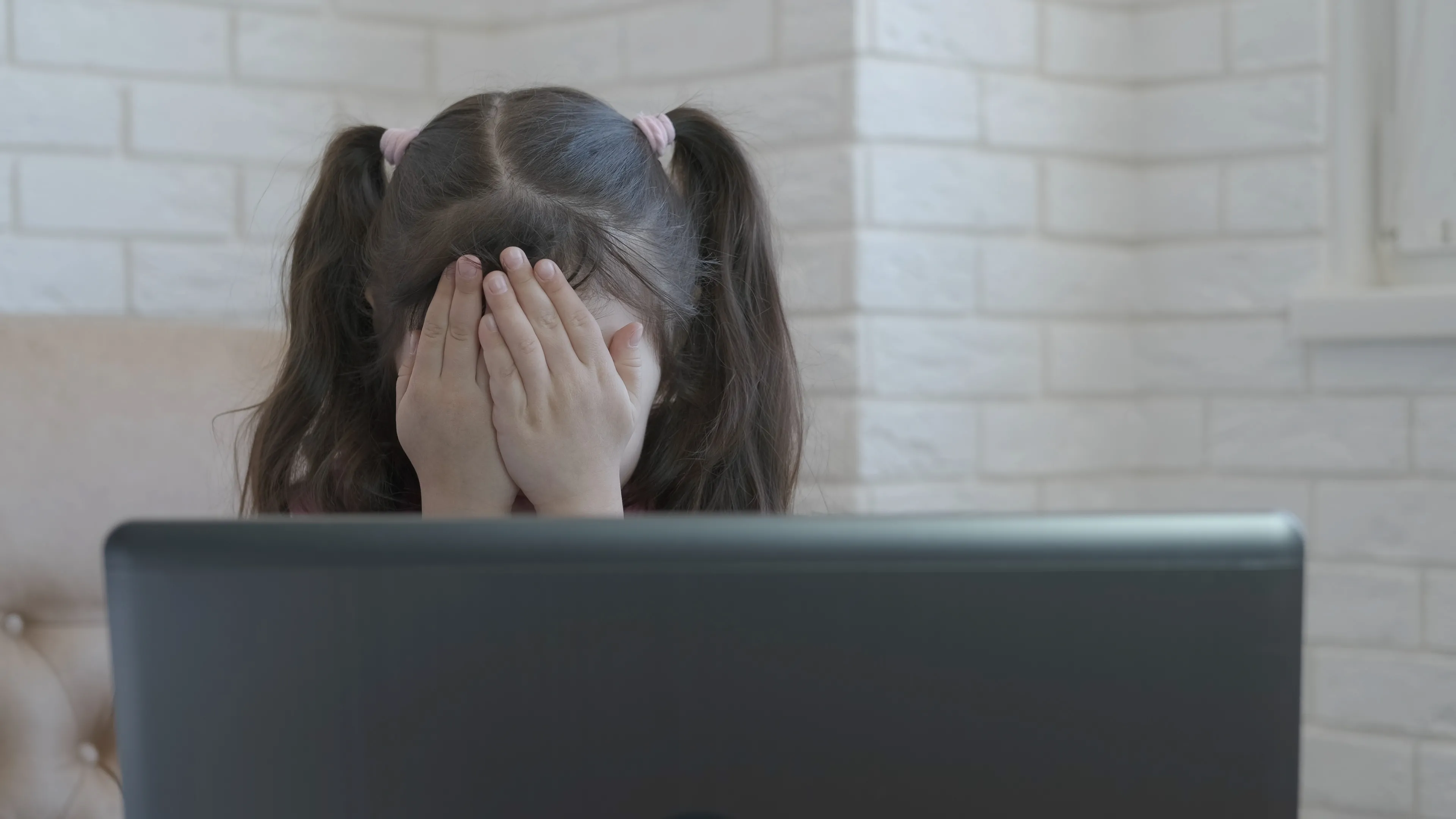 Para casos em que a relação de confiança entre pais e filhos já esteja fragilizada, o ideal é recorrer a profissionais da área da Psicologia