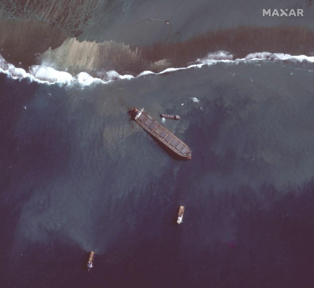fotografia do navio encalhado visto por um satélite