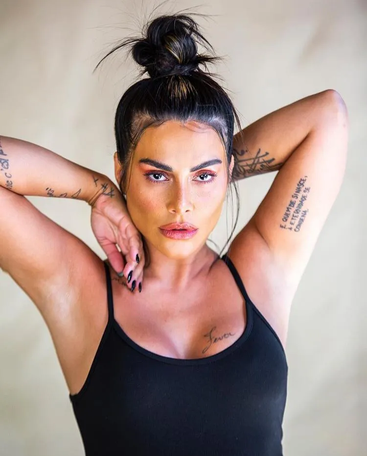 Cleo conta que o seu contrato com a Globo encerrou, mas que ela vai fazer obras pontuais