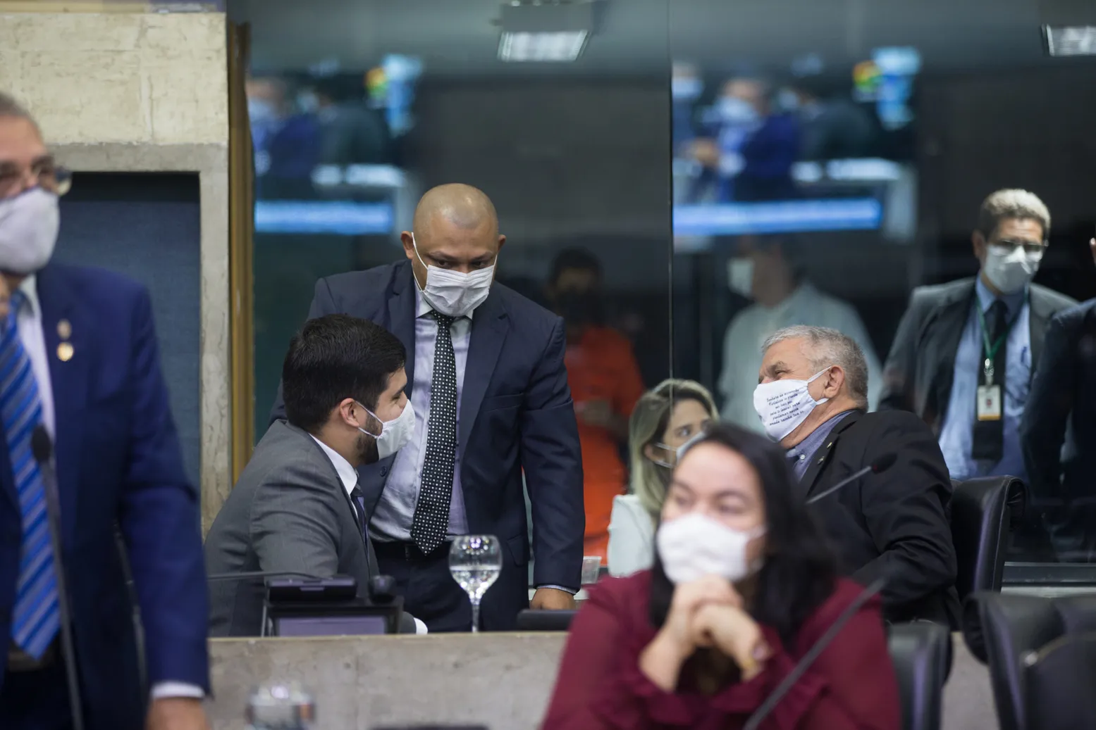 André Fernandes dialoga com aliados. Na sessão, ele defendeu que votações sejam abertas