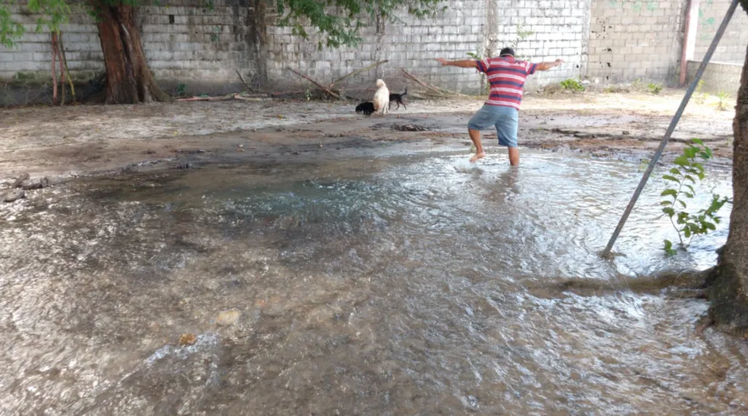 Água invadiu uma casa localizada na Rua Moacir Machado, no bairro Vila União