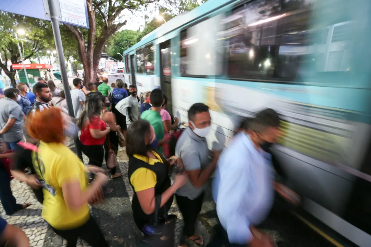 Usuários têm reclamado da lotação nos coletivos da Capital