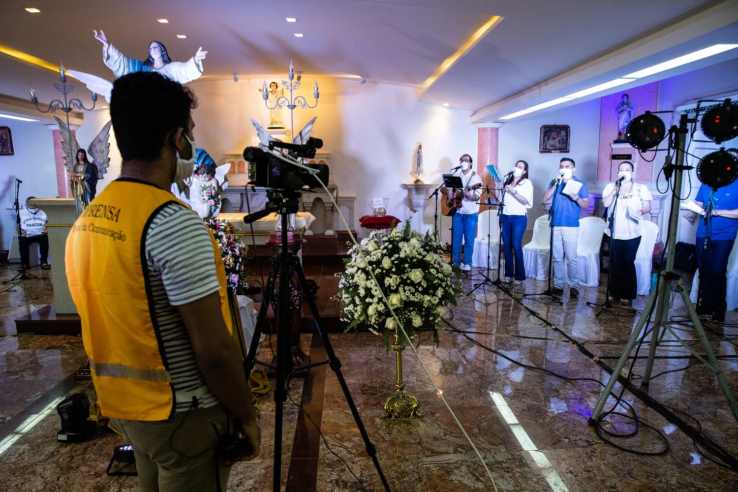 Grupo entoa cânticos na coroação de Nossa Senhora da Assunção