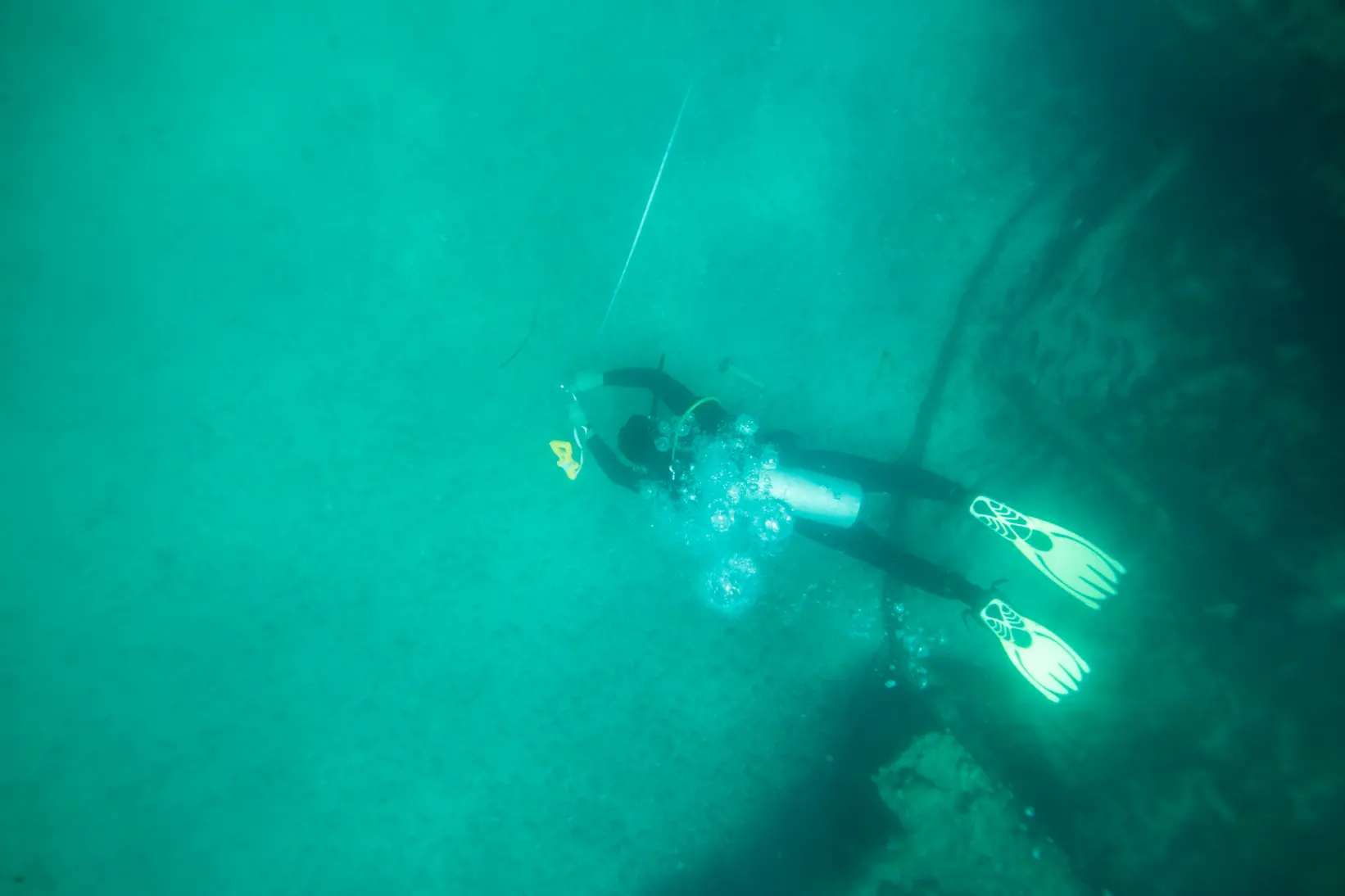 Com pranchetas e trenas, pesquisadores realizaram a medição de cada parte dos destroços da embarcação