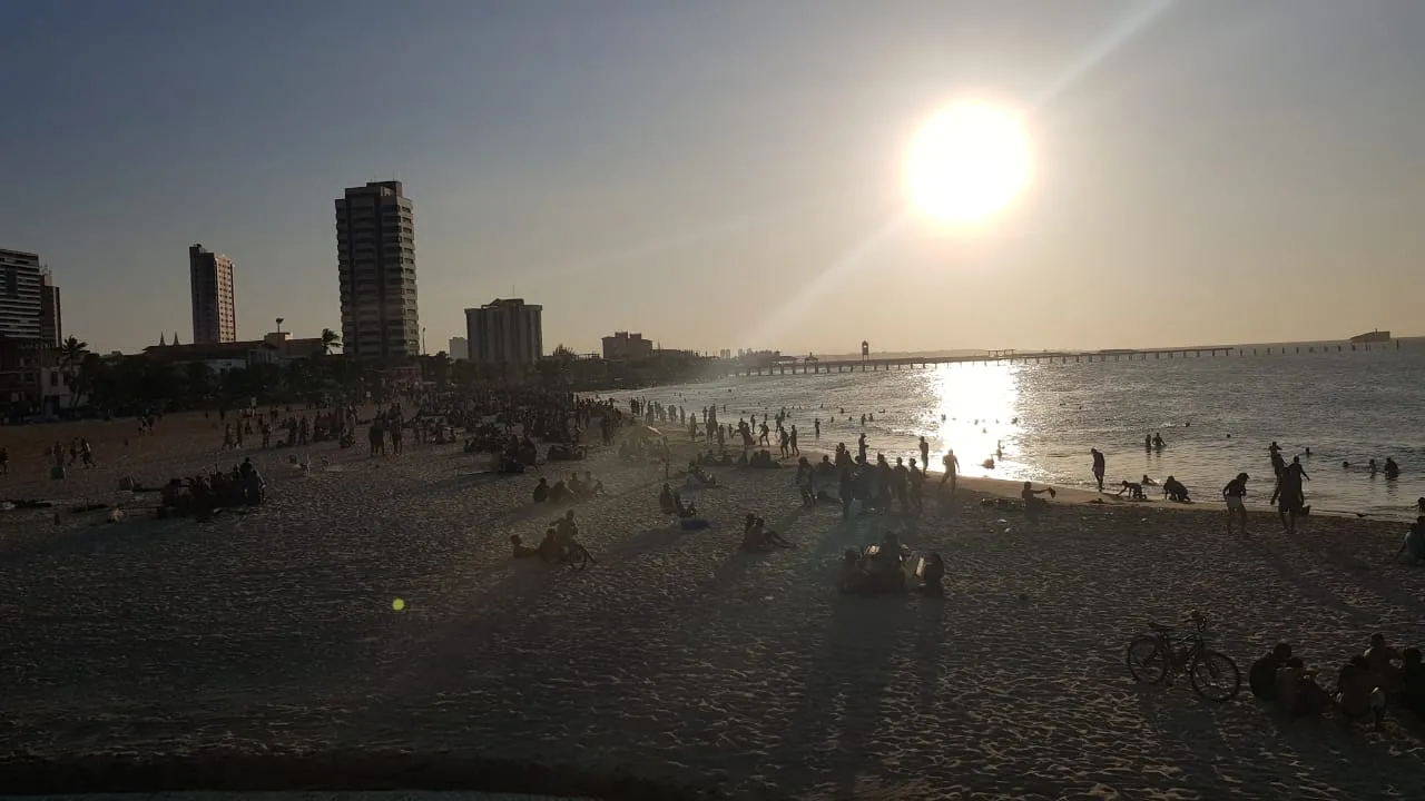 Praia dos Crush registrou um grande número de frequentadores neste domingo, muitos sem o uso da máscara de proteção