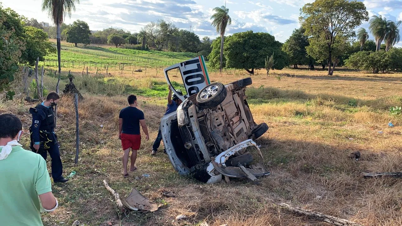 Veículo da PM capotou durante perseguição policial em Juazeiro do Norte.