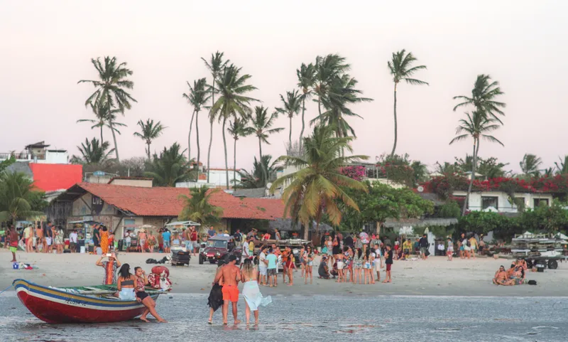 Praia de Jericoacoara, liberada recentemente para receber visitantes, teve movimentação intensa e banhistas sem máscara.