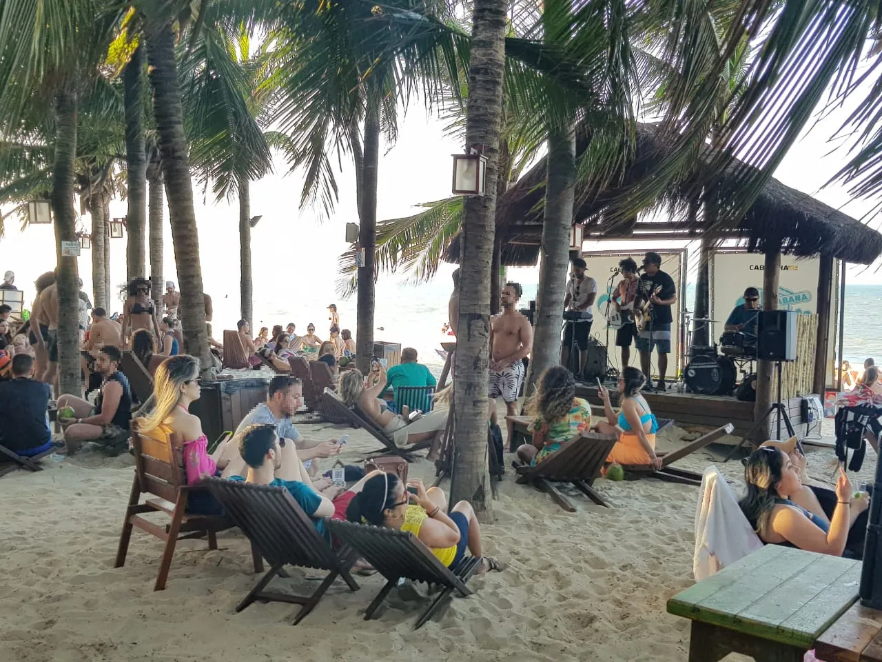 O SVM percorreu três barracas na praia do Cumbuco, em Caucaia, neste domingo (16). Há registros de aglomerações.