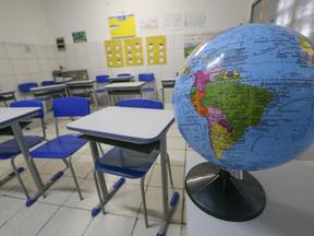 Sala de aula mostrando um globo com foco no Brasil