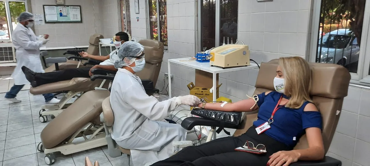Após a manifestação, os integrantes fizeram um ato voluntário do Hemoce de Iguatu