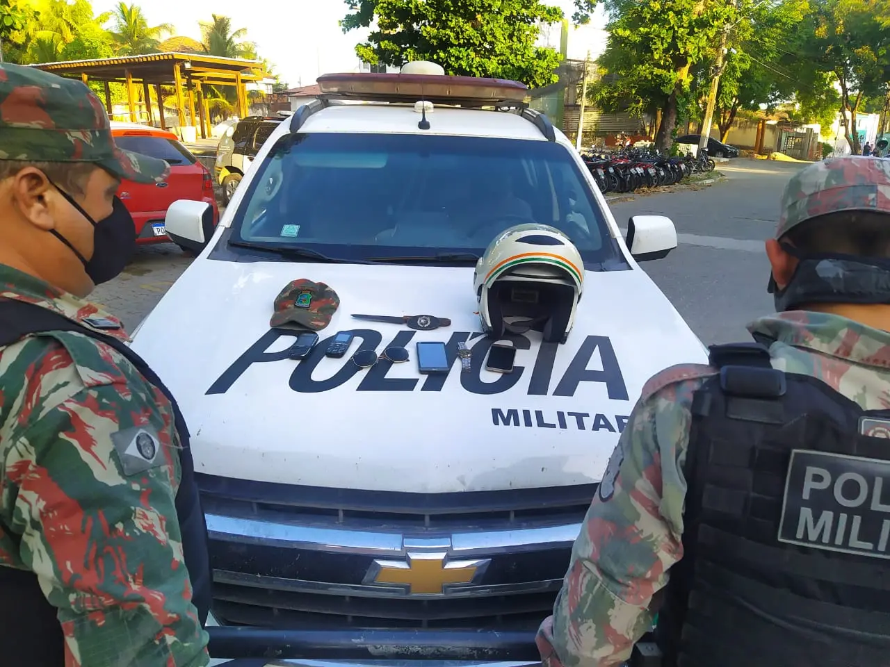 Imagem da notícia Adolescentes causam colisão de ônibus em poste durante assalto e são apreendidos na Av. Perimetral