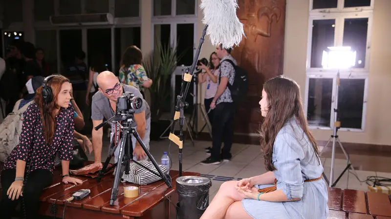 A experiência internacional dos docentes facilita essa permanente reflexão em torno de novas estratégias narrativas.