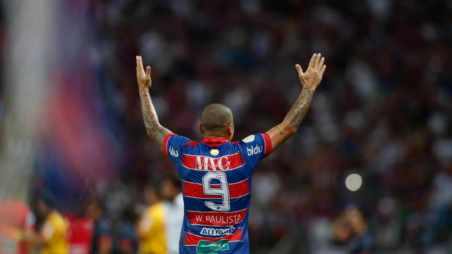 Wellington Paulista com a camisa do Fortaleza