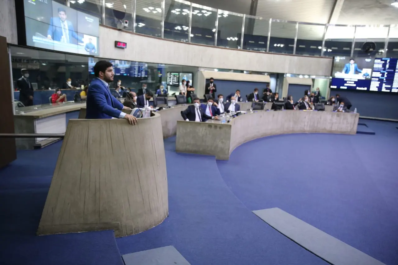 André Fernandes tem o mandato suspenso