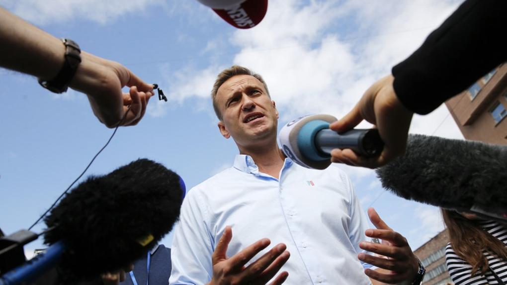 fotografia de Alexei Navalny durante uma entrevista