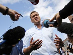 fotografia de Alexei Navalny durante uma entrevista