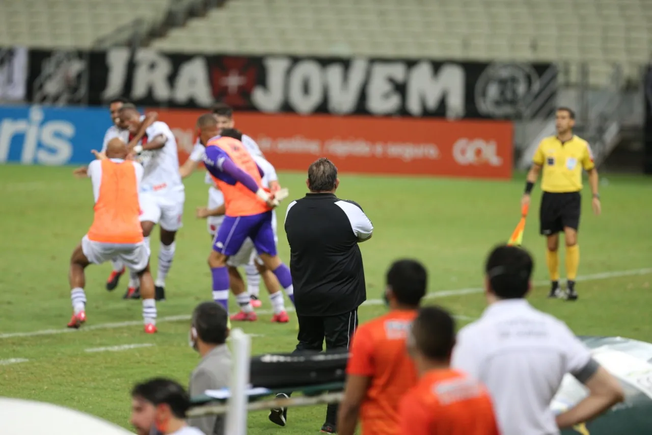 Jogadores do Vasco comemoram gol, enquanto Guto Ferreira observa