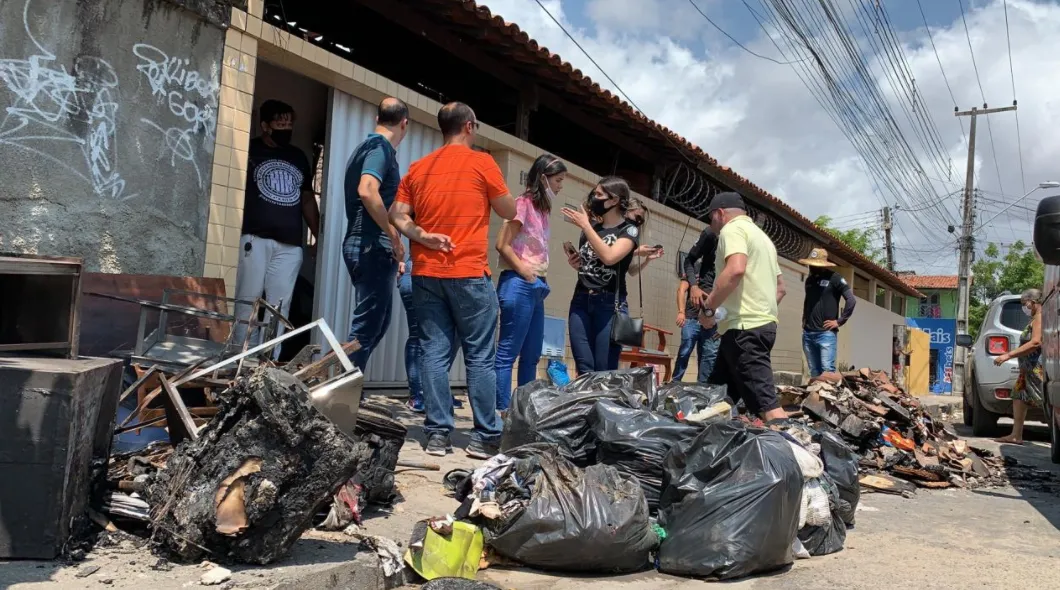Chamas destruíram vários objetos da casa como guarda-roupa, cadeiras de plástico, aparelho de televisão, documentos, peças de roupa e um berço
