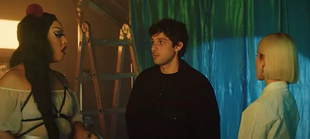 Chay Suede surge em clipe de Manu Gavassi