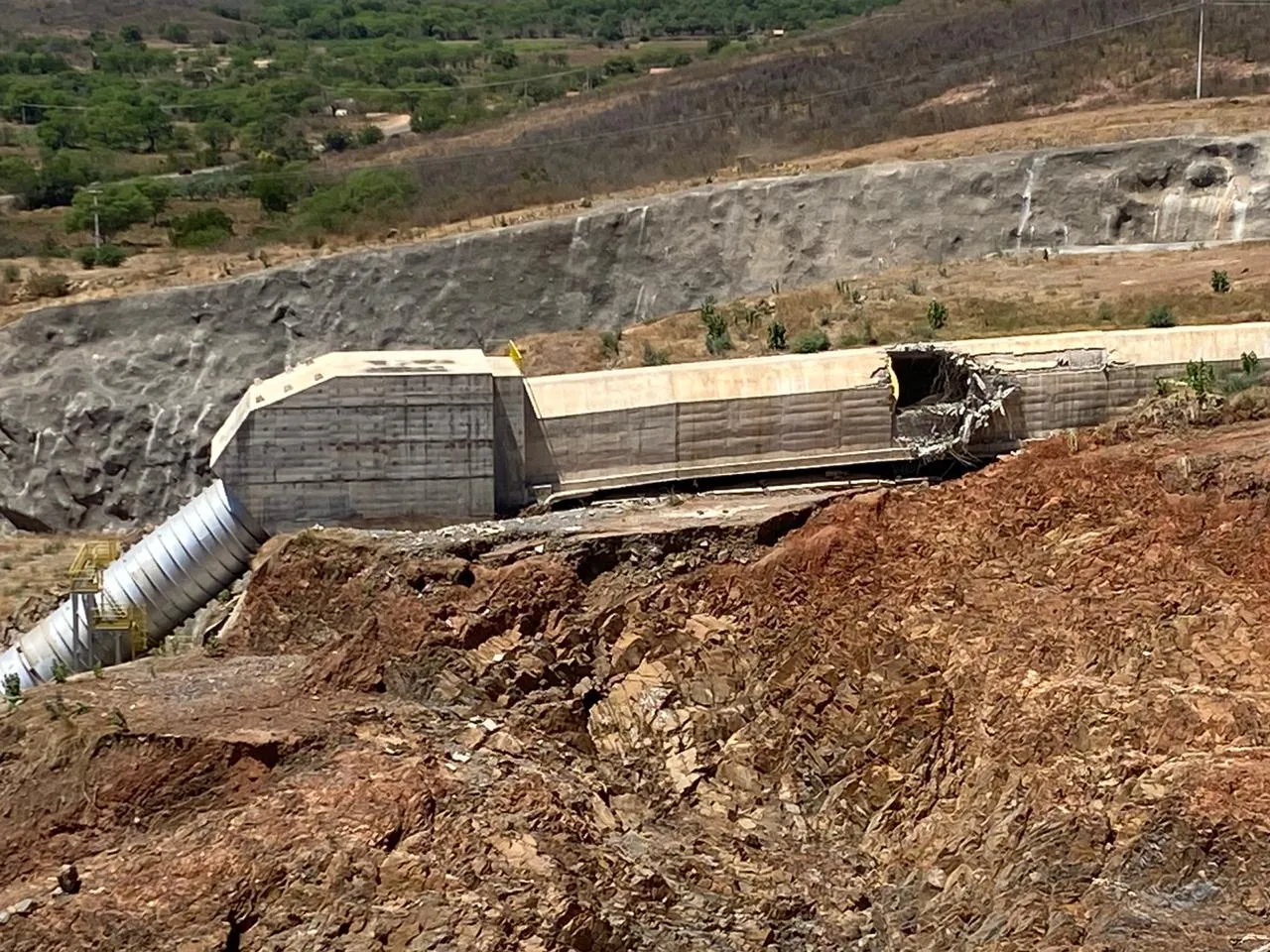 As obras da parede da barragem de Jati foram concluídas nesta segunda-feira.