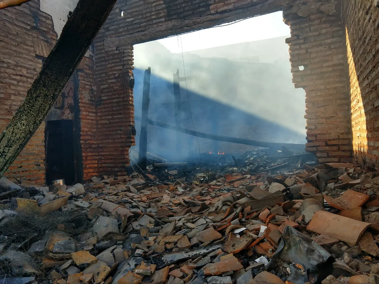 Casa ficou destruída após ser atingida por incêndio em Juazeiro do Norte.