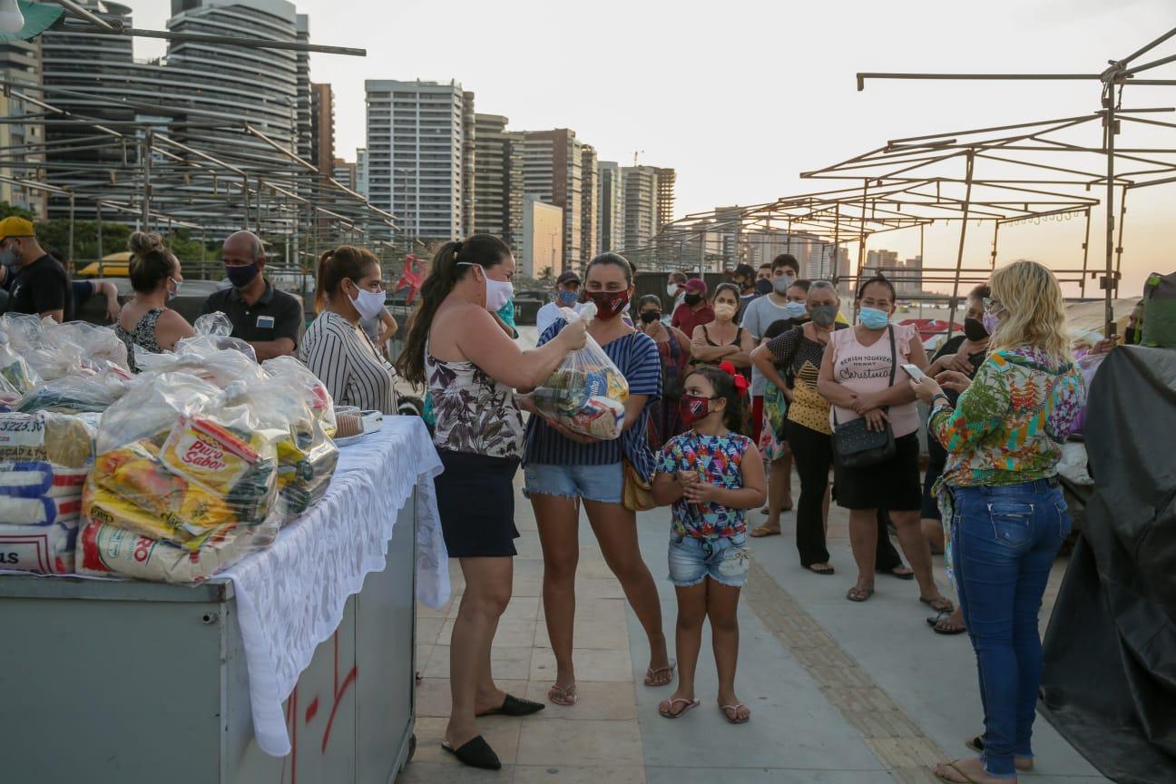 Feirantes recebem doações de colegas, nesta terça-feira, 25