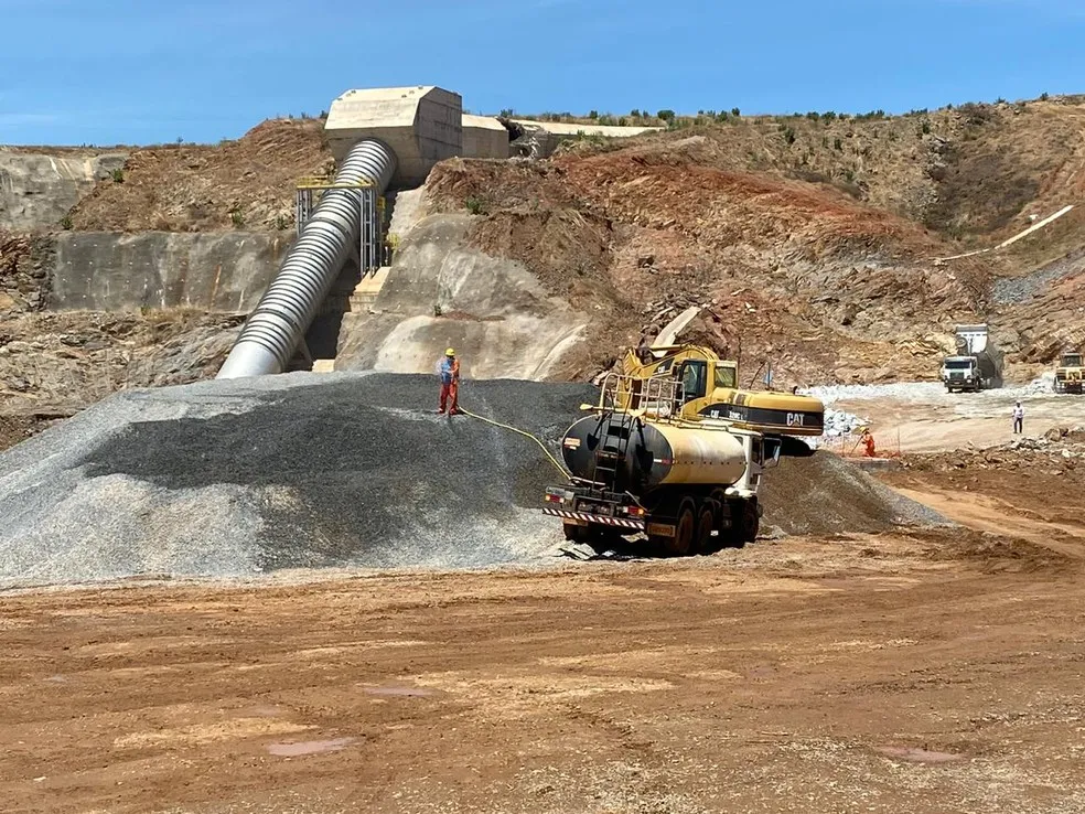 Cerca de 200 trabalhadores atuam nas obras de reparos da parede da barragem de Jati.