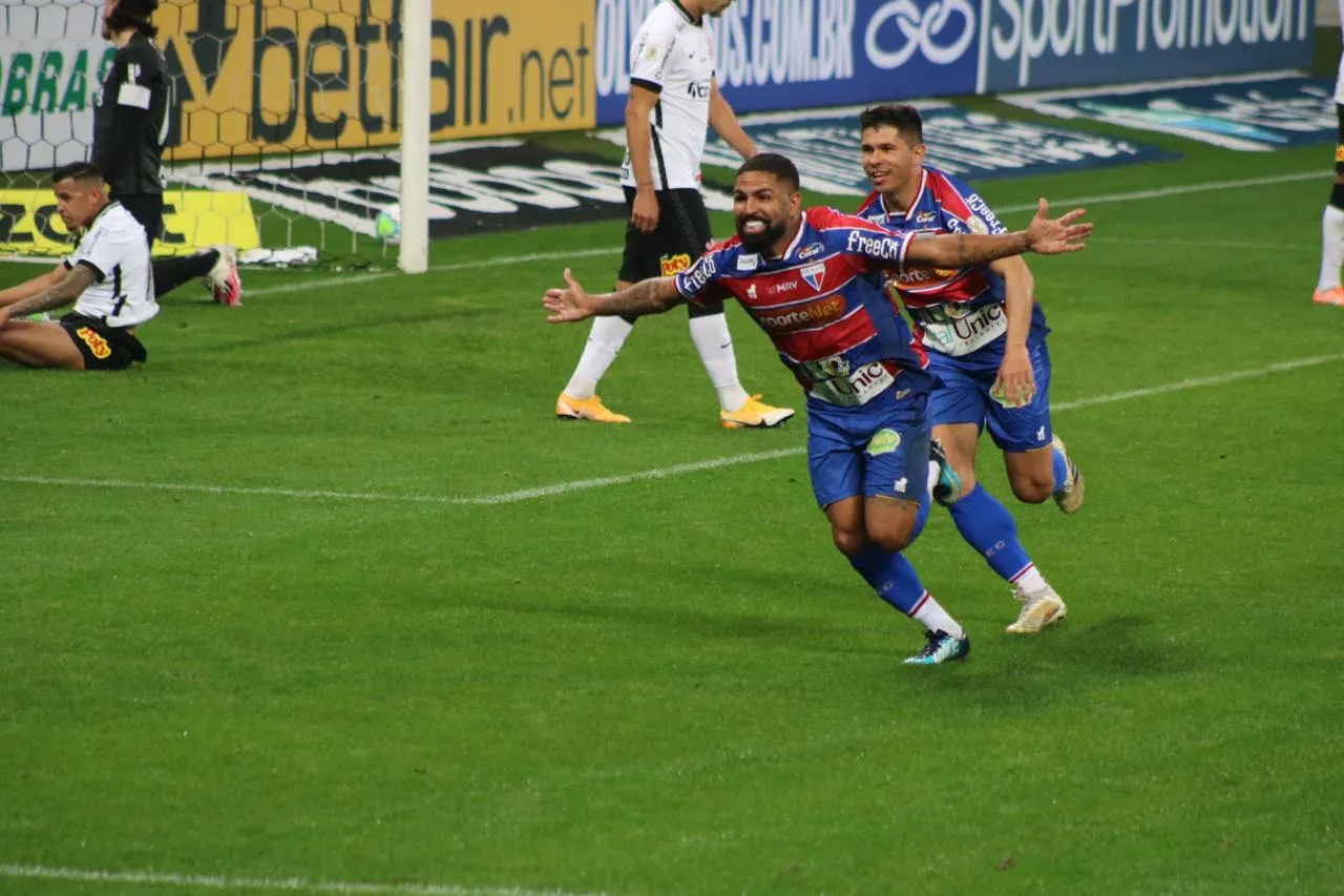 Atacante Romarinho comemora gol tricolor