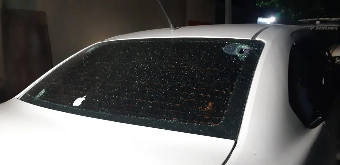 Carro da vítima foi atingido por quatro disparos durante perseguição da polícia a adolescentes que roubaram o veículo.