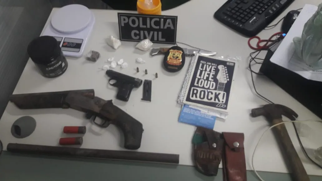Armas e drogas são apreendidas pela polícia durante cumprimento de mandados na cidade de Iguatu.