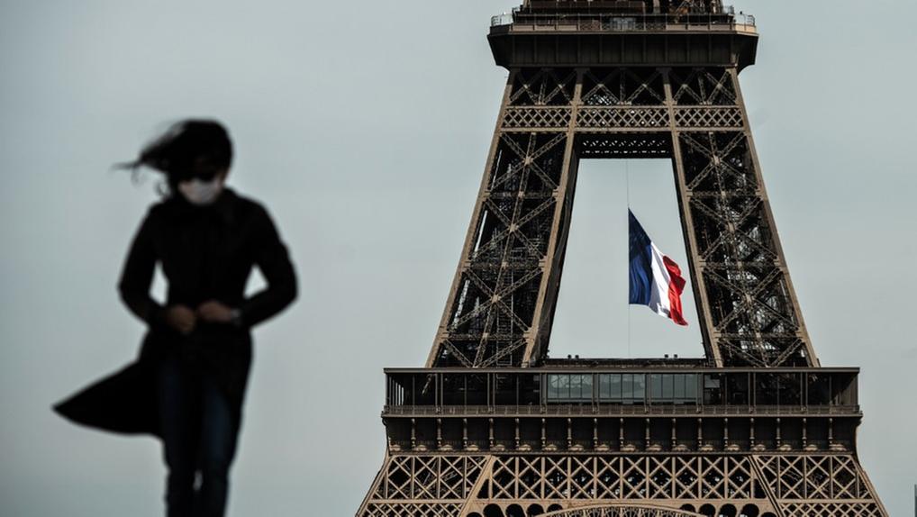fotografia de mulher usando máscara e a Torre Eiffel