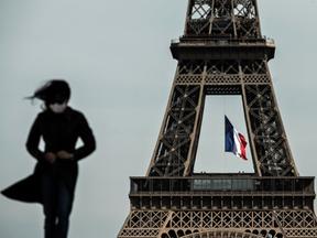 fotografia de mulher usando máscara e a Torre Eiffel