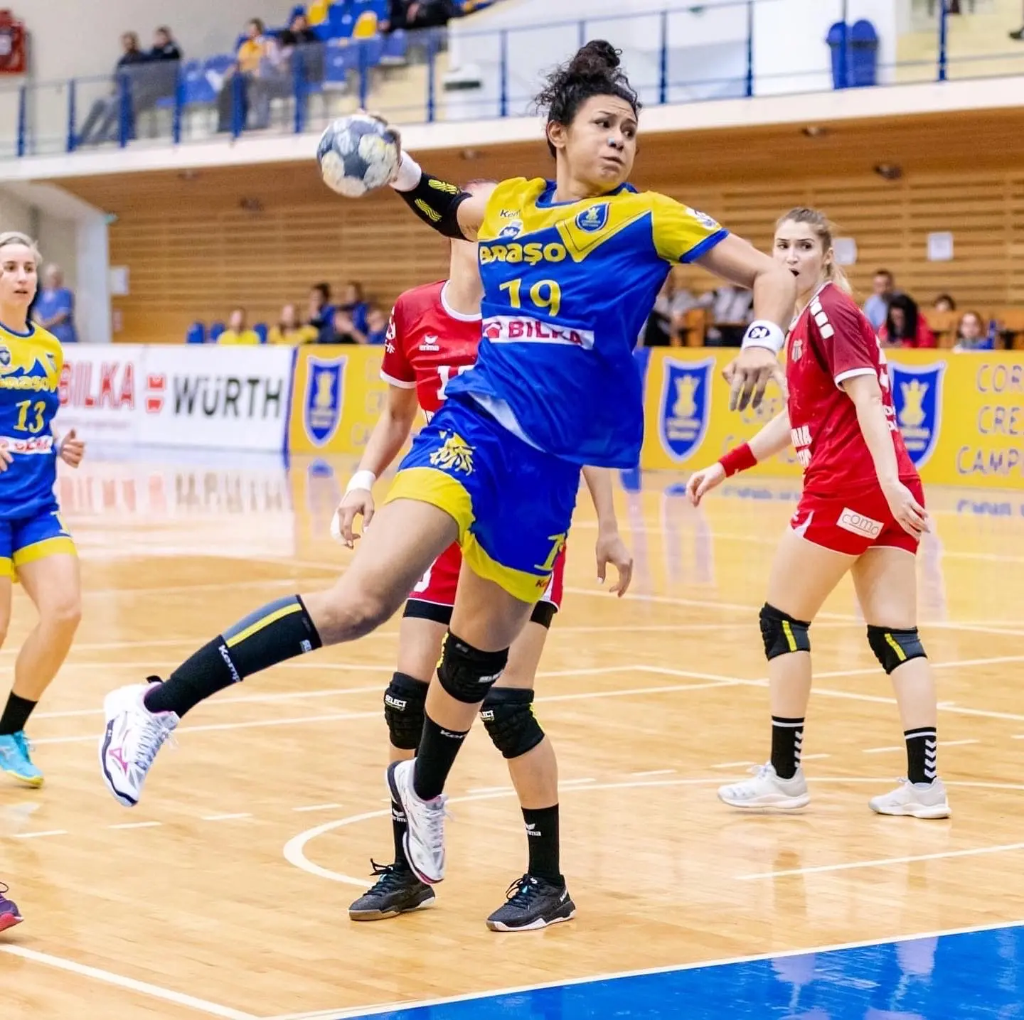 Elaine Gomes é cearense e jogadora da seleção brasileira
