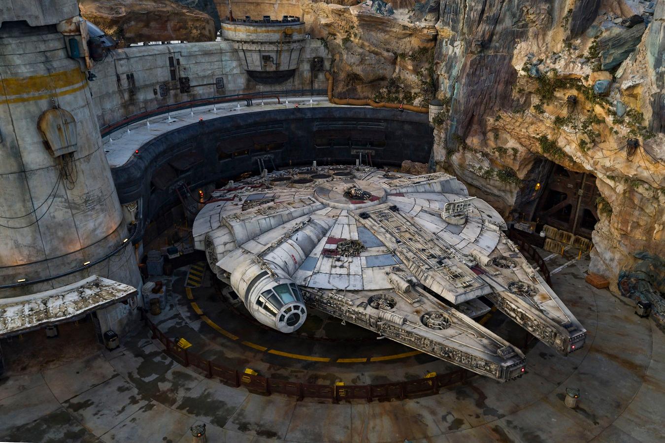 Já pensou em ver de perto e pilotar a Millennium Falcon? Isso é possível na área Star Wars: Galaxy's Edge no Disney’s Hollywood Studios em Walt Disney World Resort na Flórida