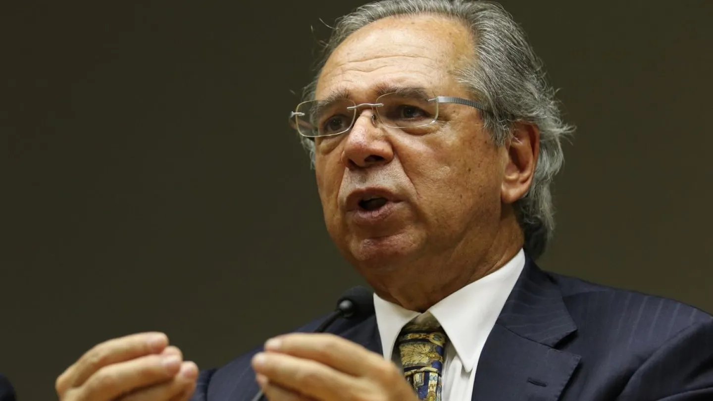 Guedes afirma que custo da máquina pública impede pagar mais em benefícios sociais