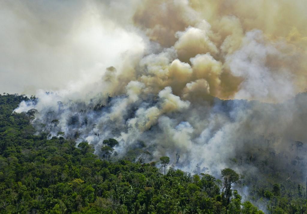 fotografia de queimada na Amazônia