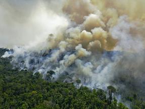fotografia de queimada na Amazônia