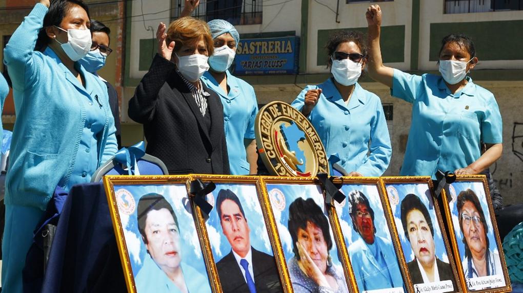 Profissionais de saúde participam de protesto nacional no Peru para denunciar a ausência de recursos para enfrentar a pandemia da Covid-19