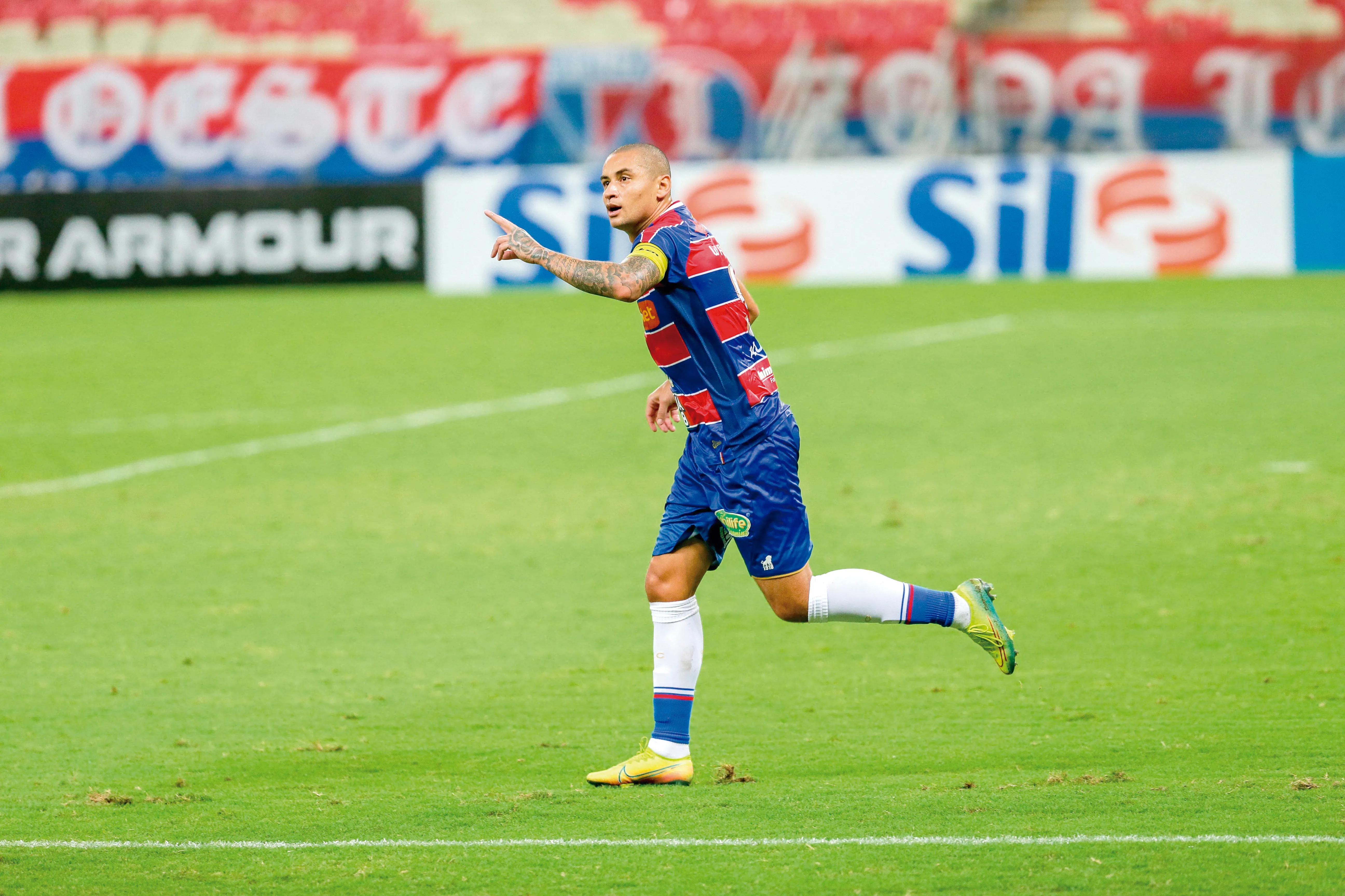 Wellington Paulista marcou um golaço de cobertura, o primeiro do Leão no jogo