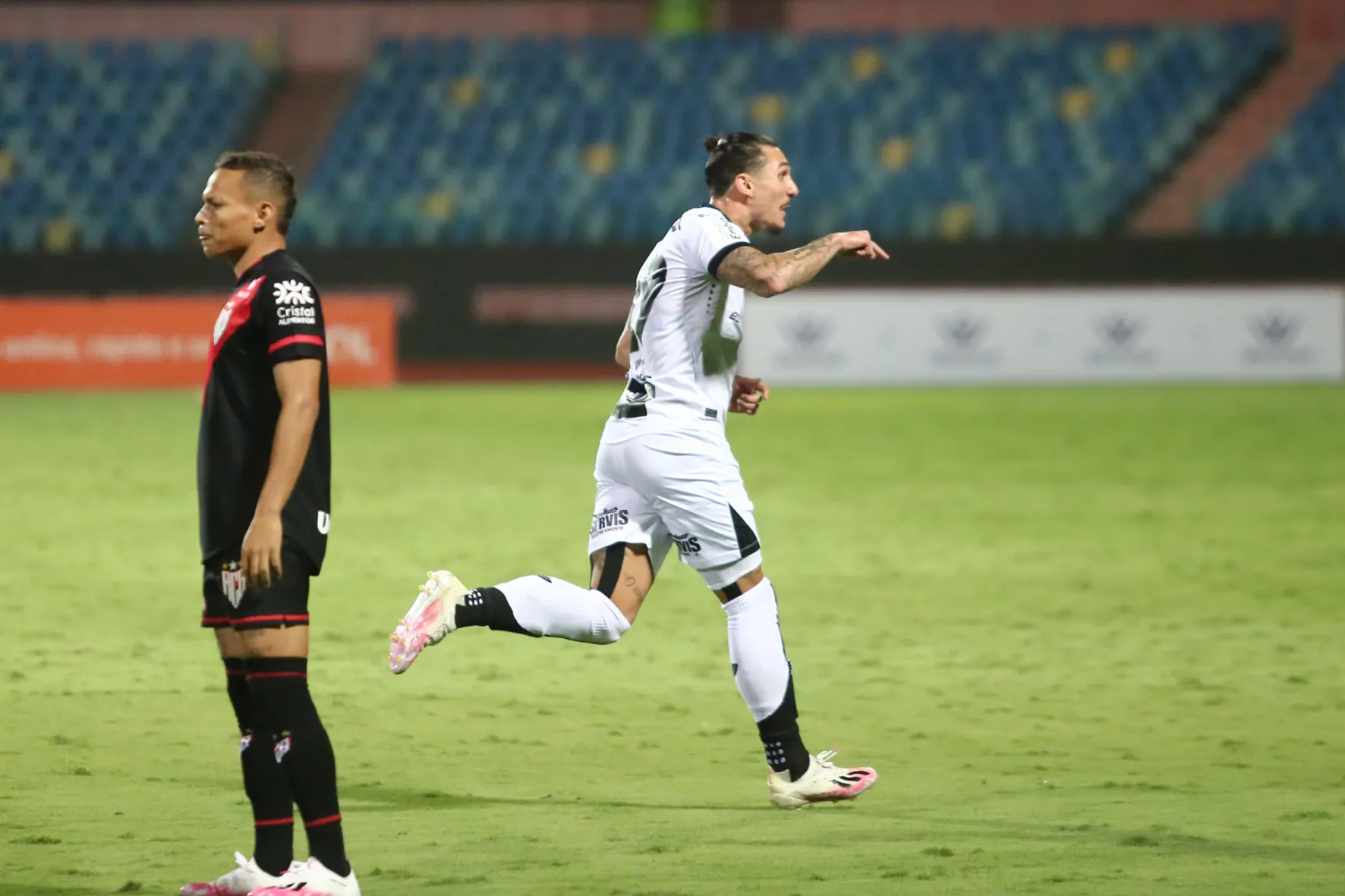 Vina marcou o primeiro gol do jogo