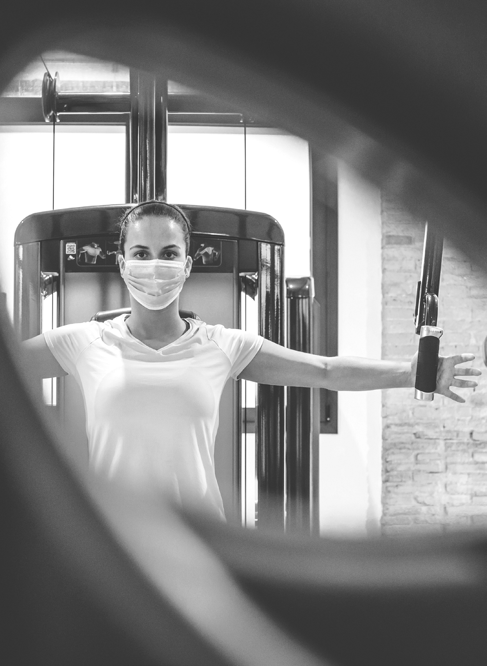 Imagem de uma mulher treinando com máscara.