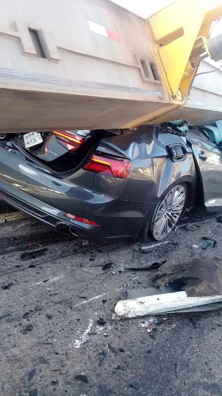 Hélice eólica transportada por carreta esmaga carro e deixa dois morto na BR-020, em Parambu.