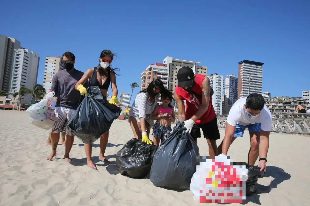 Grupo recolhe lixo na Praia de Iracema