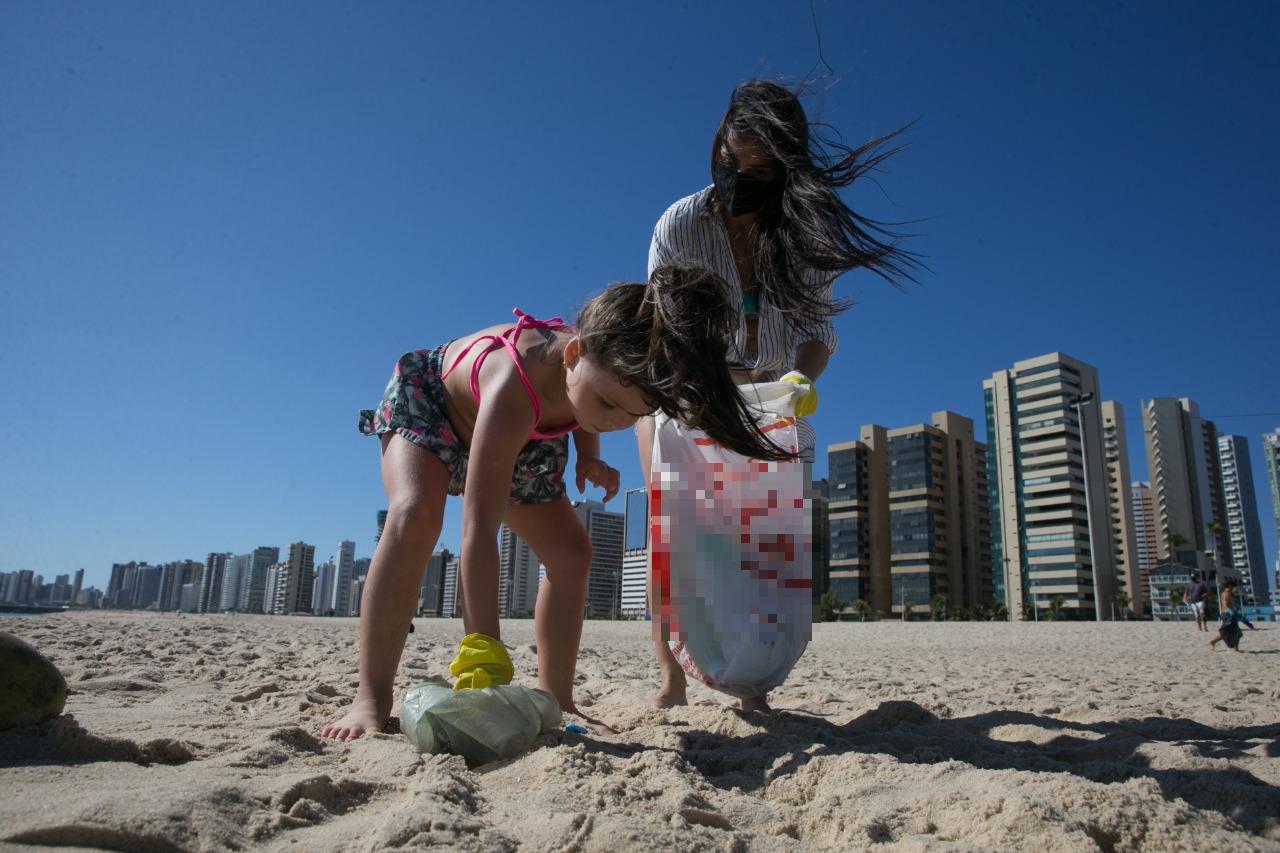 Criança participa da ação de limpeza na Praia