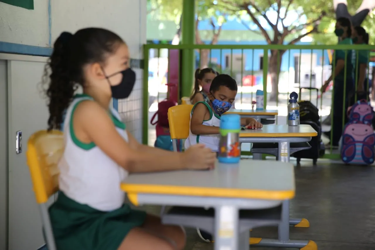 Uso de máscara, distanciamento físico e diminuição do fluxo de alunos são protocolos adotados nas escolas